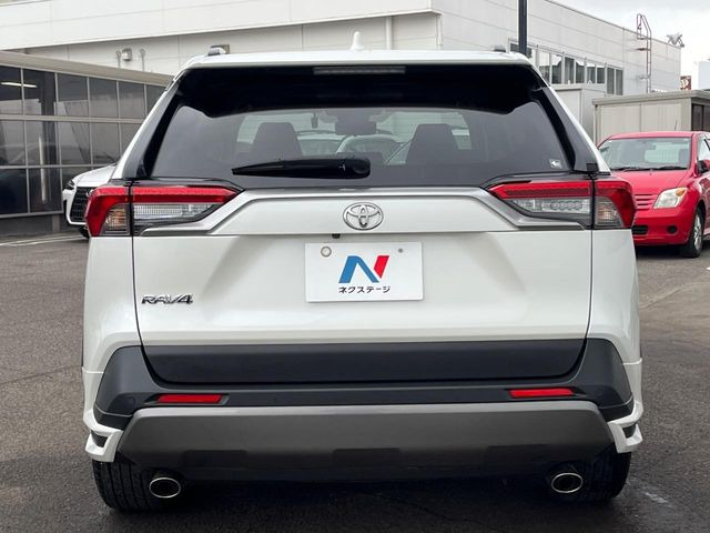 安心の最長10年・走行無制限保証(有償)をご用意。保証内容も充実はもちろん、無料点検&オイル交換や、年中無休の全国・24時間ロードサービスも付帯されておりますのでご安心下さい。