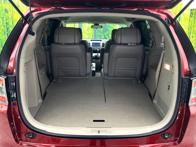 ���i�̂���������ʋ΁A���}���ɏ\���ȉ׎��X�y�[�X���m�ۂ��Ă���܂��B�Z�J���h�V�[�g��|���ƁA�傫�ȉו��̐ύڂ��\�ł���