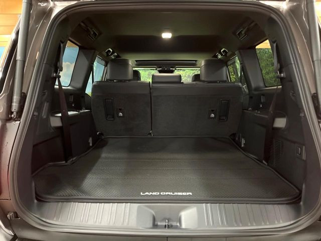 ���i�̂���������ʋ΁A���}���ɏ\���ȉ׎��X�y�[�X���m�ۂ��Ă���܂��B�Z�J���h�V�[�g��|���ƁA�傫�ȉו��̐ύڂ��\�ł���