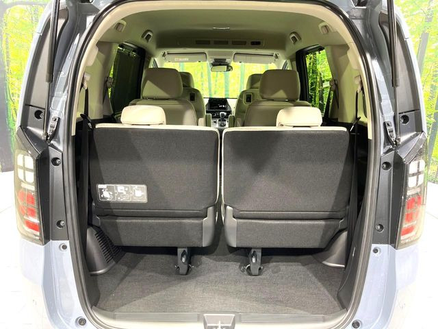 ���i�̂���������ʋ΁A���}���ɏ\���ȉ׎��X�y�[�X���m�ۂ��Ă���܂��B�Z�J���h�V�[�g��|���ƁA�傫�ȉו��̐ύڂ��\�ł���