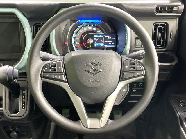 �C���e���A�ɍ��킹���f�U�C���̃X�e�A�����O�́A�^�]�������̂��Ƃ��l���A�^�]���₷���`��A�傫���ł��B�����x�A���ۂɐG���Ă��m���߂��������B