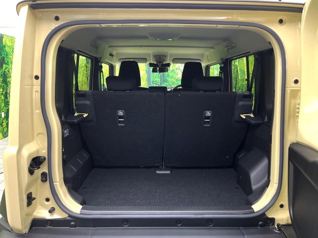 ���i�̂���������ʋ΁A���}���ɏ\���ȉ׎��X�y�[�X���m�ۂ��Ă���܂��B�Z�J���h�V�[�g��|���ƁA�傫�ȉו��̐ύڂ��\�ł���