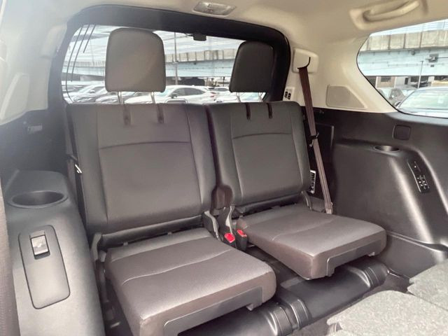 3列目シートはもちろん状態良好☆大人でもゆったりと座って頂けますので、大人数でのお出かけもラクラクです♪ご家族で、気の知れた仲間で、ドライブに行くのが楽しみですね♪