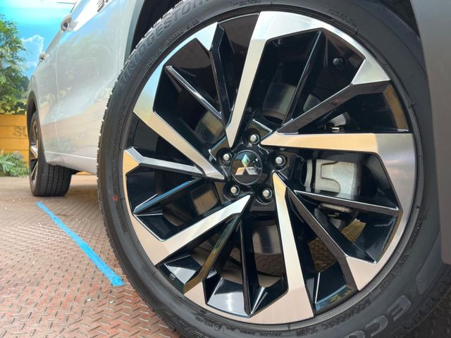 �y����20�C���`�A���~�z�C�[���z�O�ςɃ}�b�`���������A���~�z�C�[���𑕒����Ă���܂��B�e��ЊO�A���~�z�C�[����A�X�^�b�h���X�^�C�����戵�����Ă���܂��B���񂲑��k����������