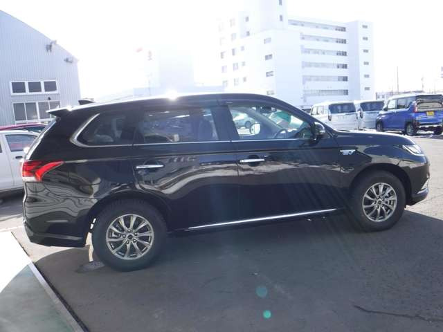 アウトランダーPHEV2.4 G プラスパッケージ 4WD