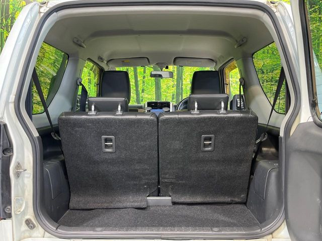 ���i�̂���������ʋ΁A���}���ɏ\���ȉ׎��X�y�[�X���m�ۂ��Ă���܂��B�Z�J���h�V�[�g��|���ƁA�傫�ȉו��̐ύڂ��\�ł���