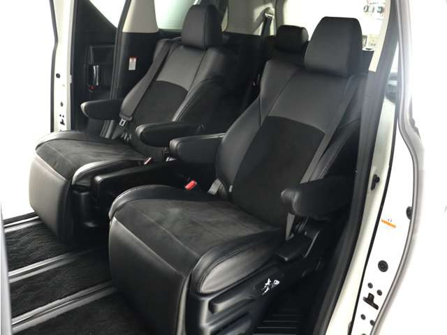 シートカバー装着車両!高級感のある車内空間に加えご家族で移動の際飲食などでの汚れを防ぐ事も出来ます♪
