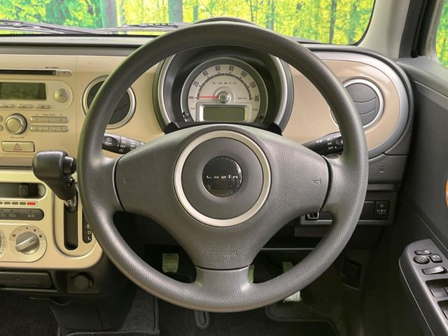 �C���e���A�ɍ��킹���f�U�C���̃X�e�A�����O�́A�^�]�������̂��Ƃ��l���A�^�]���₷���`��A�傫���ł��B�����x�A���ۂɐG���Ă��m���߂��������B