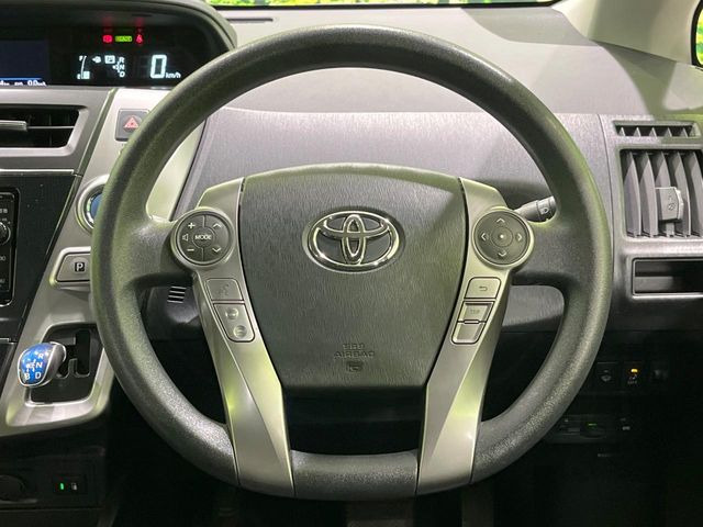 �C���e���A�ɍ��킹���f�U�C���̃X�e�A�����O�́A�^�]�������̂��Ƃ��l���A�^�]���₷���`��A�傫���ł��B�����x�A���ۂɐG���Ă��m���߂��������B