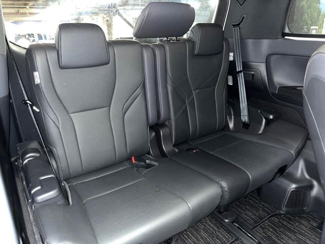 3列目シートはもちろん状態良好☆大人でもゆったりと座って頂けますので、大人数でのお出かけもラクラクです♪ご家族で、気の知れた仲間で、ドライブに行くのが楽しみですね♪