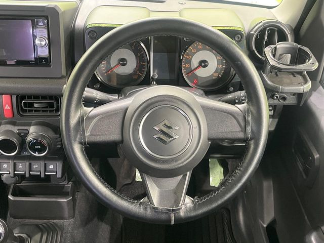 �C���e���A�ɍ��킹���f�U�C���̃X�e�A�����O�́A�^�]�������̂��Ƃ��l���A�^�]���₷���`��A�傫���ł��B�����x�A���ۂɐG���Ă��m���߂��������B