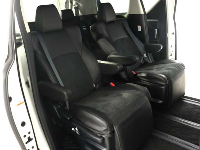 【オットマン付きセカンドシート】ロングスライドシートとオットマン機能により足を楽々伸ばす事が可能です!また、ひじ掛けもありますので、快適なドライブをお楽しみいただけます!