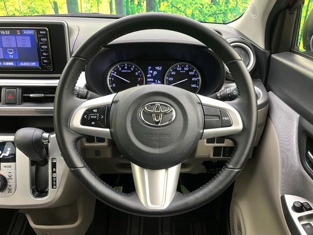 �C���e���A�ɍ��킹���f�U�C���̃X�e�A�����O�́A�^�]�������̂��Ƃ��l���A�^�]���₷���`��A�傫���ł��B�����x�A���ۂɐG���Ă��m���߂��������B