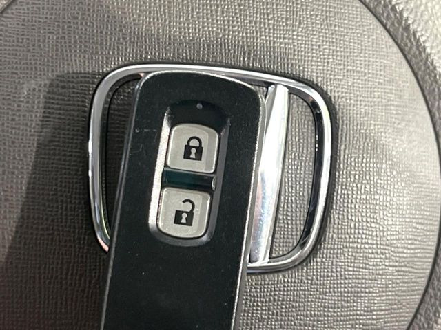 �yHonda�X�}�[�g�L�[�z�J�o����|�P�b�g�ɓ��ꂽ�܂܂ł��h�A�̎{���E�������\�ȃX�}�[�g�L�[�𑕔��B�G���W���̃I���E�I�t�����J�M�����o���K�v����������Ƃ��Ă��֗��ł���