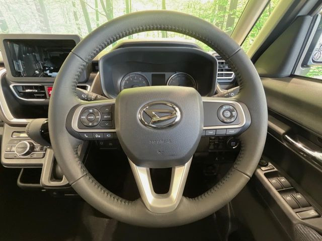 �C���e���A�ɍ��킹���f�U�C���̃X�e�A�����O�́A�^�]�������̂��Ƃ��l���A�^�]���₷���`��A�傫���ł��B�����x�A���ۂɐG���Ă��m���߂��������B