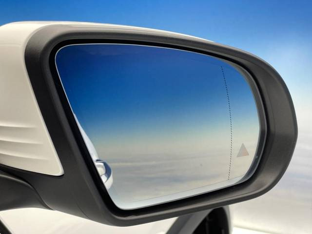 ���u���C���h�A�V�X�g�Z���T�[:���p����̎Ԃ����m���A�h���C�o�[���Ԑ��ύX���s���ۂɁA�x�����Ƌ��ɒ��ӂ𑣂��Ă������S�x���@�\�ł�!