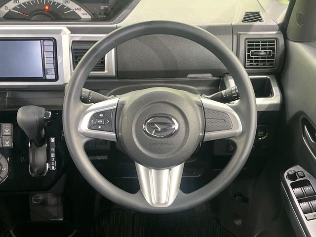 �C���e���A�ɍ��킹���f�U�C���̃X�e�A�����O�́A�^�]�������̂��Ƃ��l���A�^�]���₷���`��A�傫���ł��B�����x�A���ۂɐG���Ă��m���߂��������B