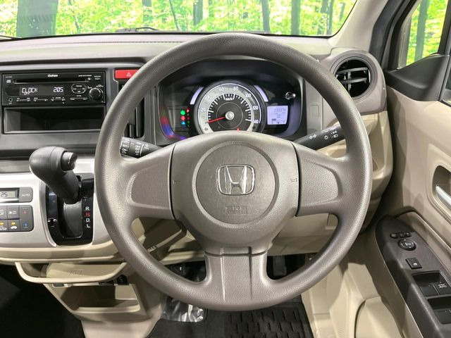 �C���e���A�ɍ��킹���f�U�C���̃X�e�A�����O�́A�^�]�������̂��Ƃ��l���A�^�]���₷���`��A�傫���ł��B�����x�A���ۂɐG���Ă��m���߂��������B