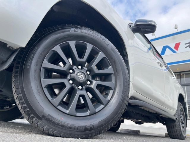 【グレード専用純正18インチアルミホイール】デザイン性の高い純正アルミホイールを装着しております。各種社外アルミホイールや、スタッドレスタイヤも取扱いしております。是非ご相談ください♪