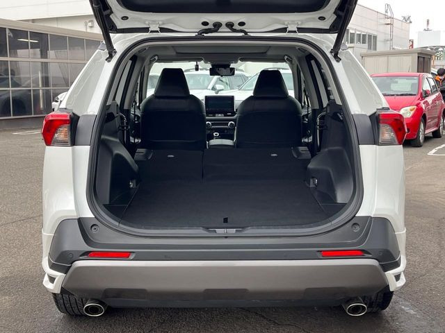 【パワーバックドア】スマートキーや運転席のボタンを押すだけでリアゲートが自動で開閉します!荷物を持っている時や、高い位置にあるバックドアを閉める際に便利な機能です♪