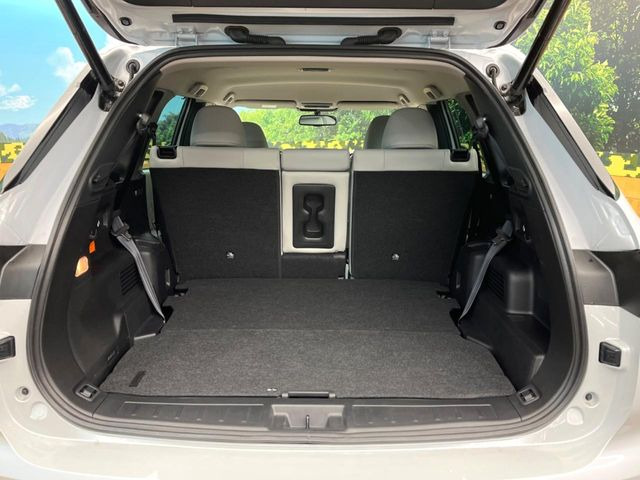 ���i�̂���������ʋ΁A���}���ɏ\���ȉ׎��X�y�[�X���m�ۂ��Ă���܂��B�Z�J���h�V�[�g��|���ƁA�傫�ȉו��̐ύڂ��\�ł���