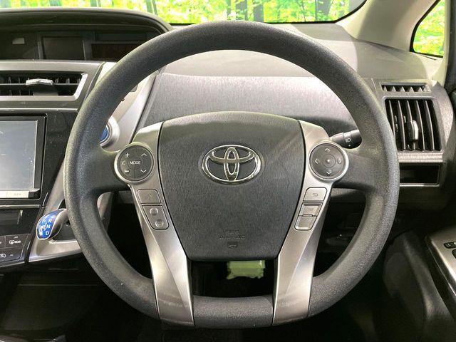 �C���e���A�ɍ��킹���f�U�C���̃X�e�A�����O�́A�^�]�������̂��Ƃ��l���A�^�]���₷���`��A�傫���ł��B�����x�A���ۂɐG���Ă��m���߂��������B