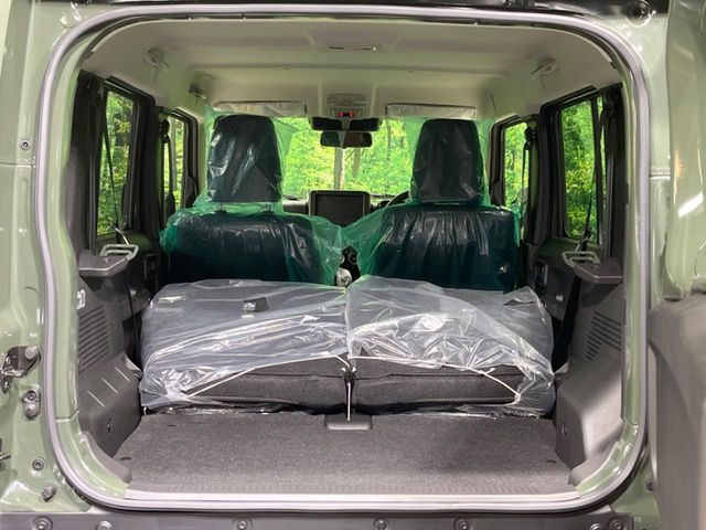 積み下ろしのしやすいデッキにはたっぷりと荷物を積み込んでいただけます。遊びから仕事まで、様々なシーンで頼れます♪