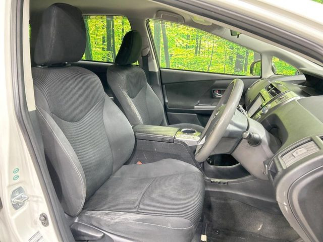 運転席まわりには十分なスペースがあり、大柄な方でもゆったり運転していただける環境です。