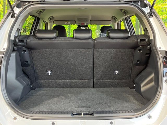 ���i�̂���������ʋ΁A���}���ɏ\���ȉ׎��X�y�[�X���m�ۂ��Ă���܂��B�Z�J���h�V�[�g��|���ƁA�傫�ȉו��̐ύڂ��\�ł���