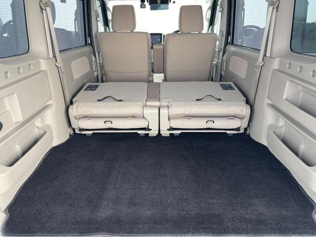 ���i�̂���������ʋ΁A���}���ɏ\���ȉ׎��X�y�[�X���m�ۂ��Ă���܂��B�Z�J���h�V�[�g��|���ƁA�傫�ȉו��̐ύڂ��\�ł���