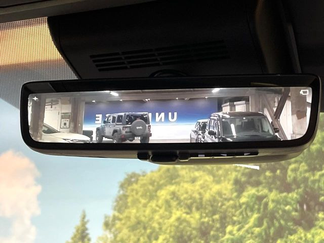 【デジタルインナーミラー】後席の大きな荷物や同乗者で後方が確認しづらい時でも安心!カメラが撮影した車両後方の映像をルームミラー内に表示。クリアな視界で状況の確認が可能です!