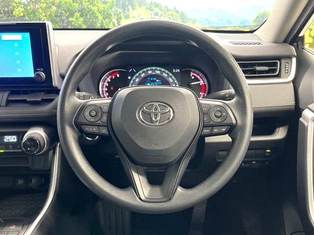 インテリアに合わせたデザインのステアリングは、運転される方のことも考え、運転しやすい形状、大きさです。是非一度、実際に触ってお確かめください。