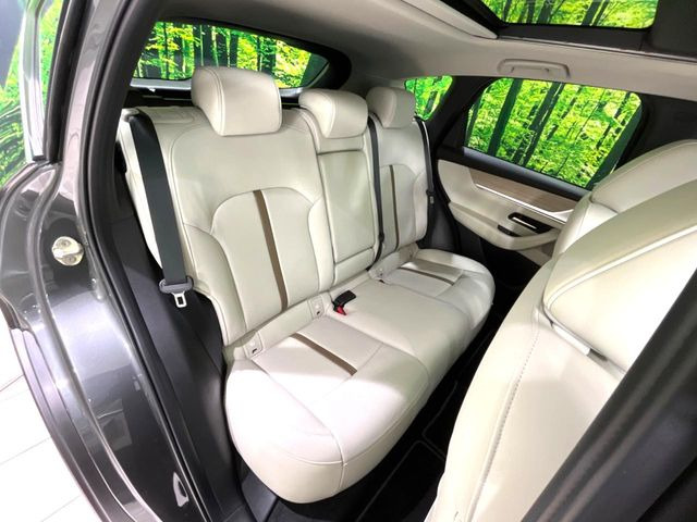 後部座席も気になるようなキズ・汚れやへたり等、大きなダメージはなく、良好な状態です。