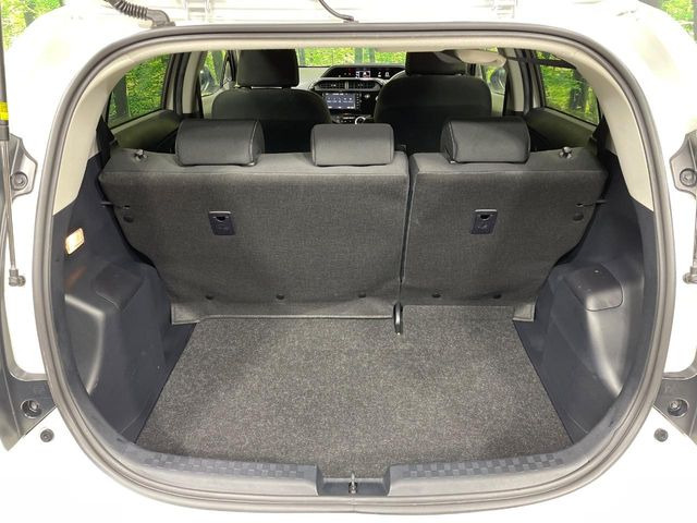 ���i�̂���������ʋ΁A���}���ɏ\���ȉ׎��X�y�[�X���m�ۂ��Ă���܂��B�Z�J���h�V�[�g��|���ƁA�傫�ȉו��̐ύڂ��\�ł���