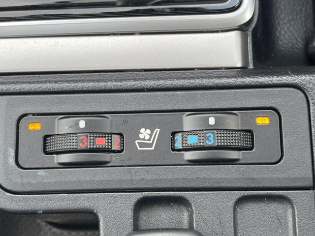 【シートベンチレーション】夏場は涼しい風でお尻や背中の熱やムレを防ぎ、冬はエアコンよりも早く温まってポカポカに!季節を問わず快適に過ごせます。