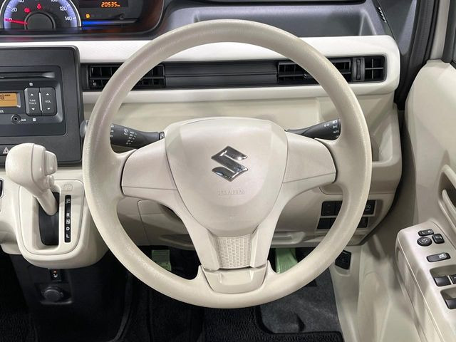 �C���e���A�ɍ��킹���f�U�C���̃X�e�A�����O�́A�^�]�������̂��Ƃ��l���A�^�]���₷���`��A�傫���ł��B�����x�A���ۂɐG���Ă��m���߂��������B