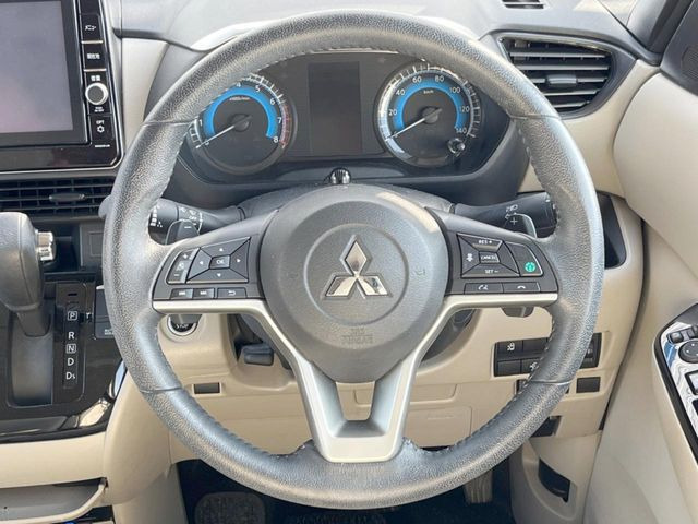 �C���e���A�ɍ��킹���f�U�C���̃X�e�A�����O�́A�^�]�������̂��Ƃ��l���A�^�]���₷���`��A�傫���ł��B�����x�A���ۂɐG���Ă��m���߂��������B