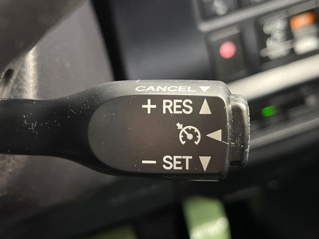 【クルーズコントロール】高速道路もラクラク走行。アクセルを離しても一定速度で走行ができ、長距離運転時の負担を軽減!加速・減速も簡単なスイッチ操作で調整できます。