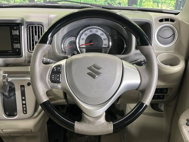 �C���e���A�ɍ��킹���f�U�C���̃X�e�A�����O�́A�^�]�������̂��Ƃ��l���A�^�]���₷���`��A�傫���ł��B�����x�A���ۂɐG���Ă��m���߂��������B