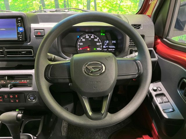 �C���e���A�ɍ��킹���f�U�C���̃X�e�A�����O�́A�^�]�������̂��Ƃ��l���A�^�]���₷���`��A�傫���ł��B�����x�A���ۂɐG���Ă��m���߂��������B