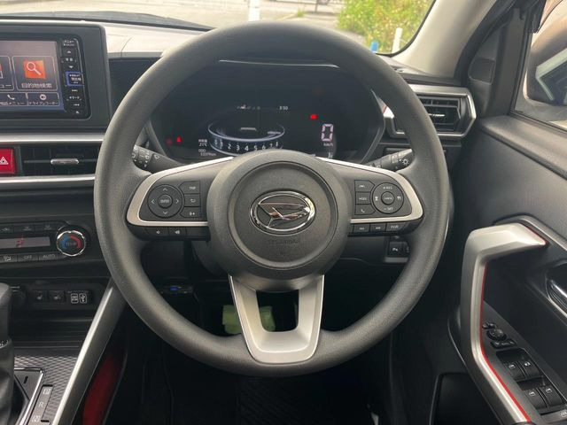 �C���e���A�ɍ��킹���f�U�C���̃X�e�A�����O�́A�^�]�������̂��Ƃ��l���A�^�]���₷���`��A�傫���ł��B�����x�A���ۂɐG���Ă��m���߂��������B