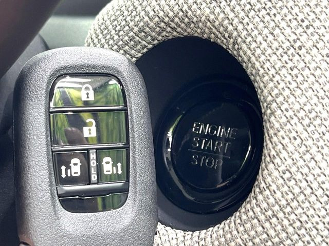 �yHonda�X�}�[�g�L�[�z�J�o����|�P�b�g�ɓ��ꂽ�܂܂ł��h�A�̎{���E�������\�ȃX�}�[�g�L�[�𑕔��B�G���W���̃I���E�I�t�����J�M�����o���K�v����������Ƃ��Ă��֗��ł���