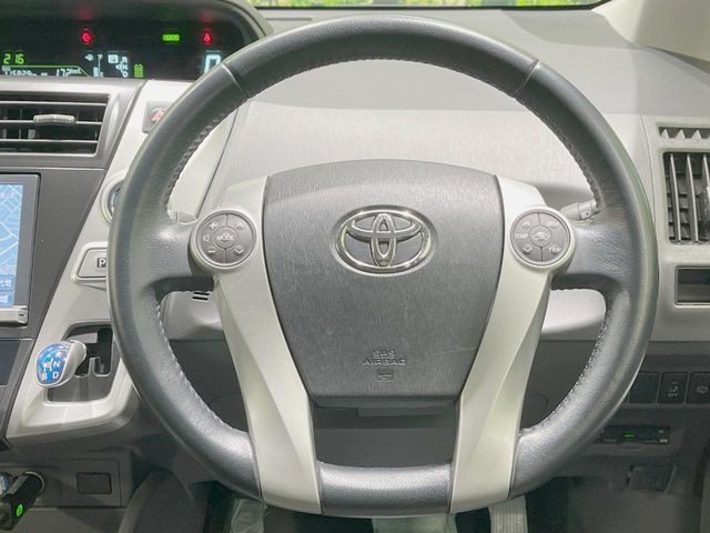 �C���e���A�ɍ��킹���f�U�C���̃X�e�A�����O�́A�^�]�������̂��Ƃ��l���A�^�]���₷���`��A�傫���ł��B�����x�A���ۂɐG���Ă��m���߂��������B