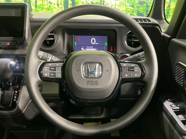 �C���e���A�ɍ��킹���f�U�C���̃X�e�A�����O�́A�^�]�������̂��Ƃ��l���A�^�]���₷���`��A�傫���ł��B�����x�A���ۂɐG���Ă��m���߂��������B