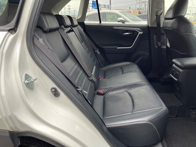 広々とした2列目シートは居住性が高く、居心地も快適!友達や家族とのお出かけにぴったりです。ベビーシートやチャイルドシート使用時も快適にお過ごしいただける十分な空間を確保しています。