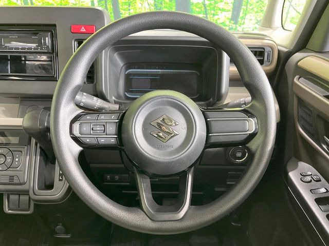 �C���e���A�ɍ��킹���f�U�C���̃X�e�A�����O�́A�^�]�������̂��Ƃ��l���A�^�]���₷���`��A�傫���ł��B�����x�A���ۂɐG���Ă��m���߂��������B