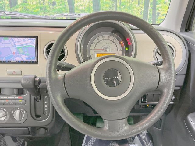 �C���e���A�ɍ��킹���f�U�C���̃X�e�A�����O�́A�^�]�������̂��Ƃ��l���A�^�]���₷���`��A�傫���ł��B�����x�A���ۂɐG���Ă��m���߂��������B