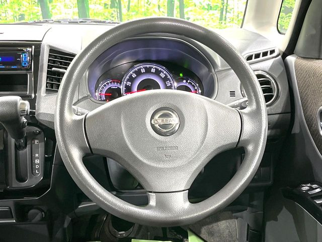 �C���e���A�ɍ��킹���f�U�C���̃X�e�A�����O�́A�^�]�������̂��Ƃ��l���A�^�]���₷���`��A�傫���ł��B�����x�A���ۂɐG���Ă��m���߂��������B