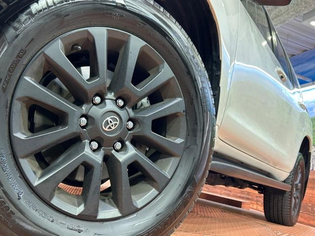 【純正18インチアルミホイール】外観にマッチした純正アルミホイールを装着しております。各種社外アルミホイールや、スタッドレスタイヤも取扱いしております。是非ご相談ください♪
