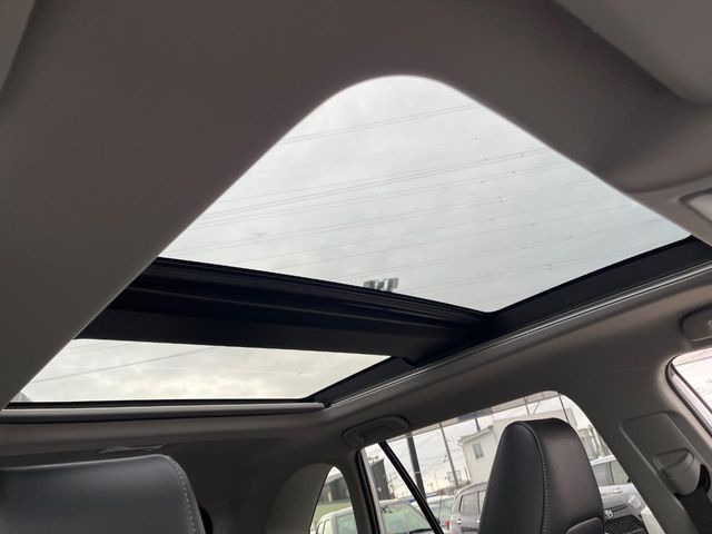 【大型サンルーフ】車内の解放感が一気に上がる大型のパノラマルーフ!季節を問わず開放的で快適なドライブをお楽しみいただけます。流通量も少なく希少価値の高い人気の装備です♪